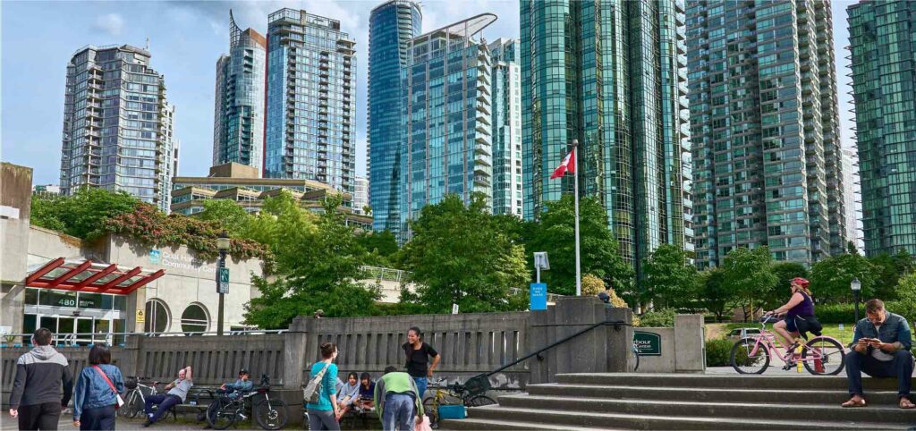 The 13 Best Online Colleges in Canada [2024] | Robertson College