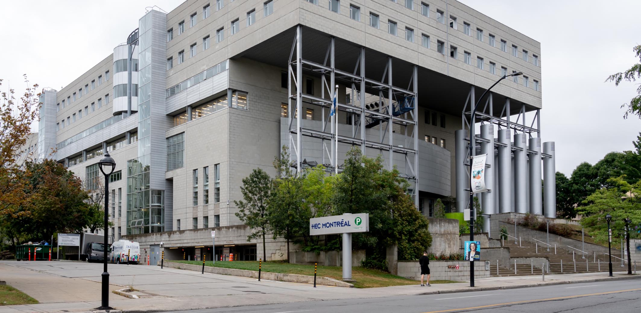 Photo of the exterior of HEC Montréal